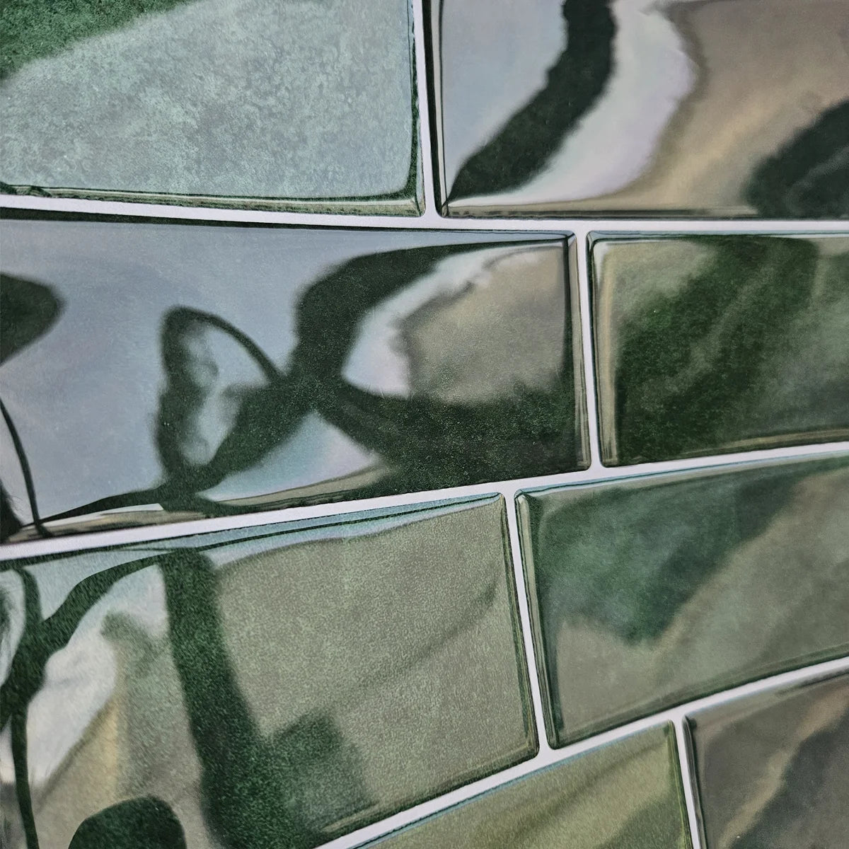 Azulejo adhesivo verde bosque en baño